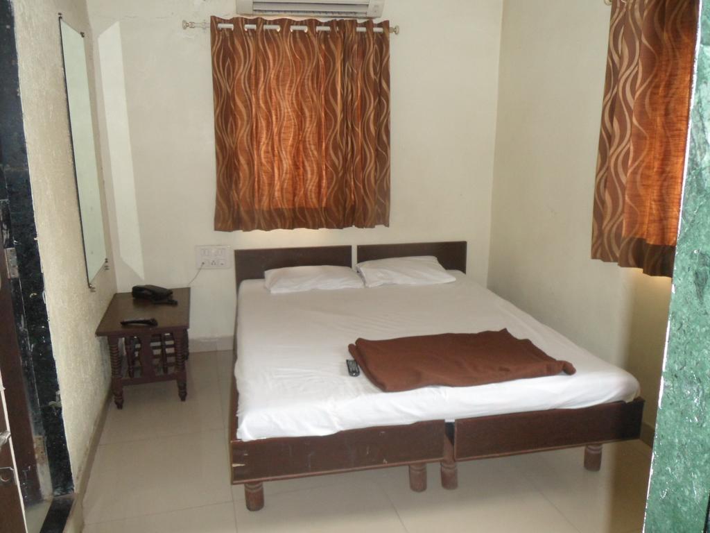 Hotel Atithi Ahmedabad Exterior photo