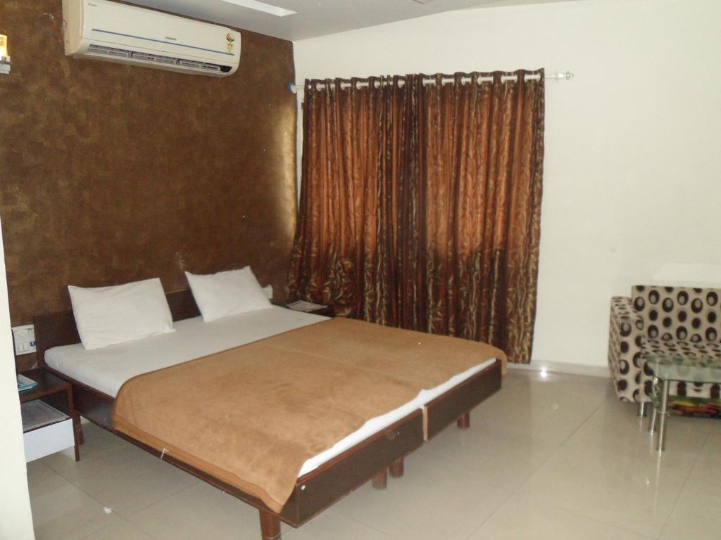 Hotel Atithi Ahmedabad Exterior photo