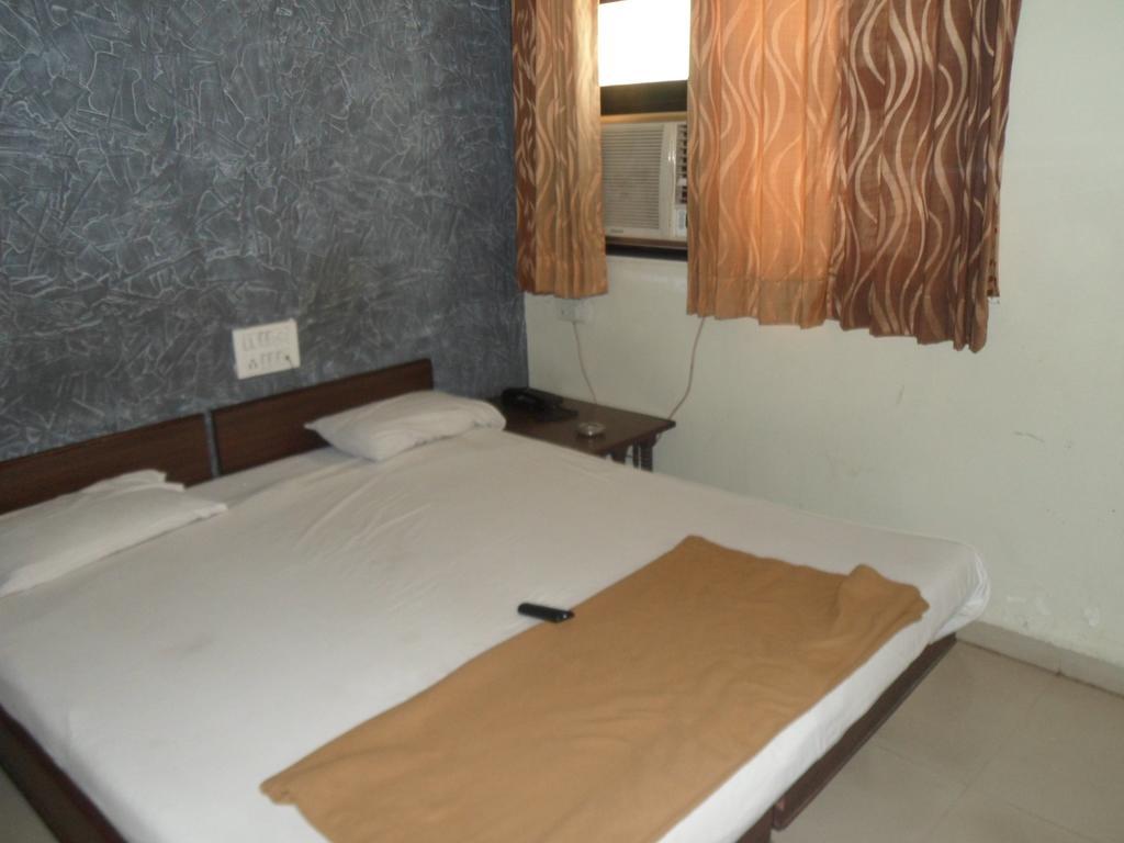Hotel Atithi Ahmedabad Exterior photo