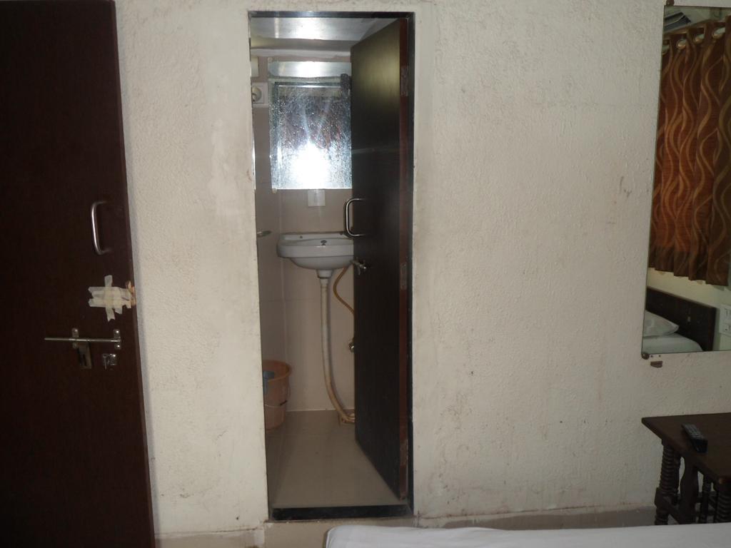 Hotel Atithi Ahmedabad Exterior photo