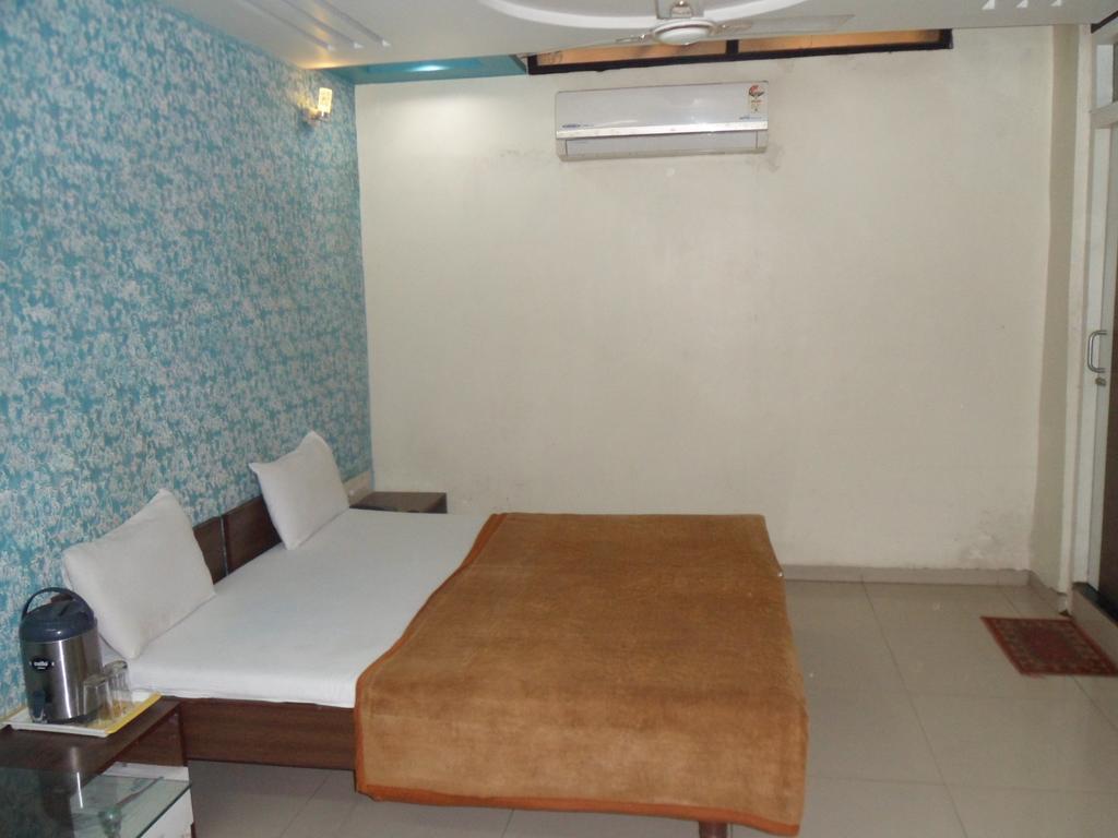 Hotel Atithi Ahmedabad Room photo