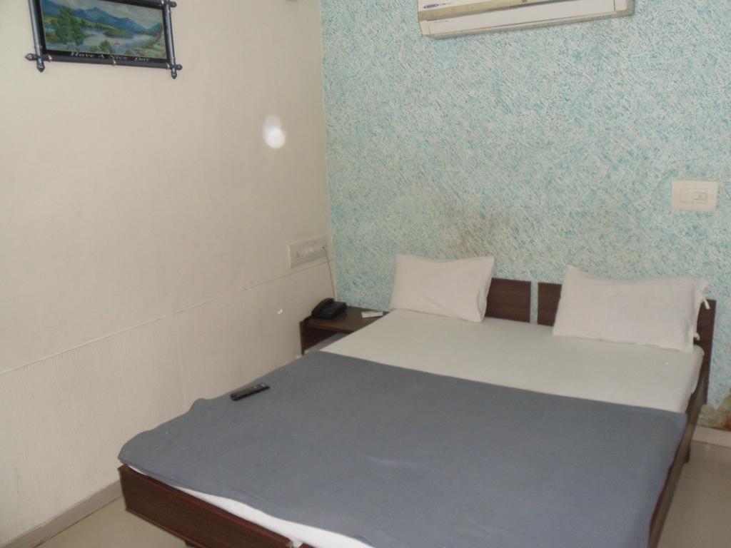 Hotel Atithi Ahmedabad Room photo
