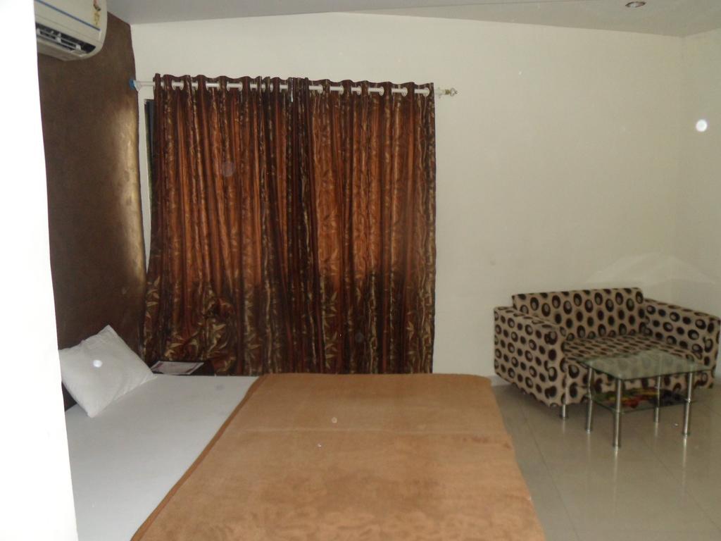 Hotel Atithi Ahmedabad Room photo