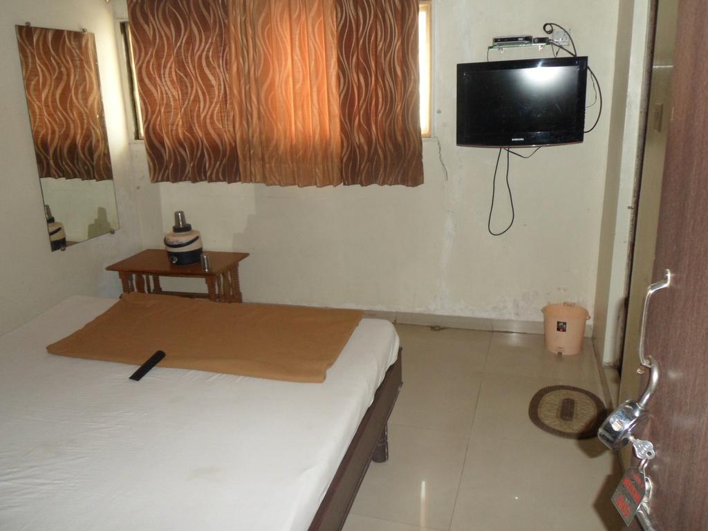 Hotel Atithi Ahmedabad Room photo