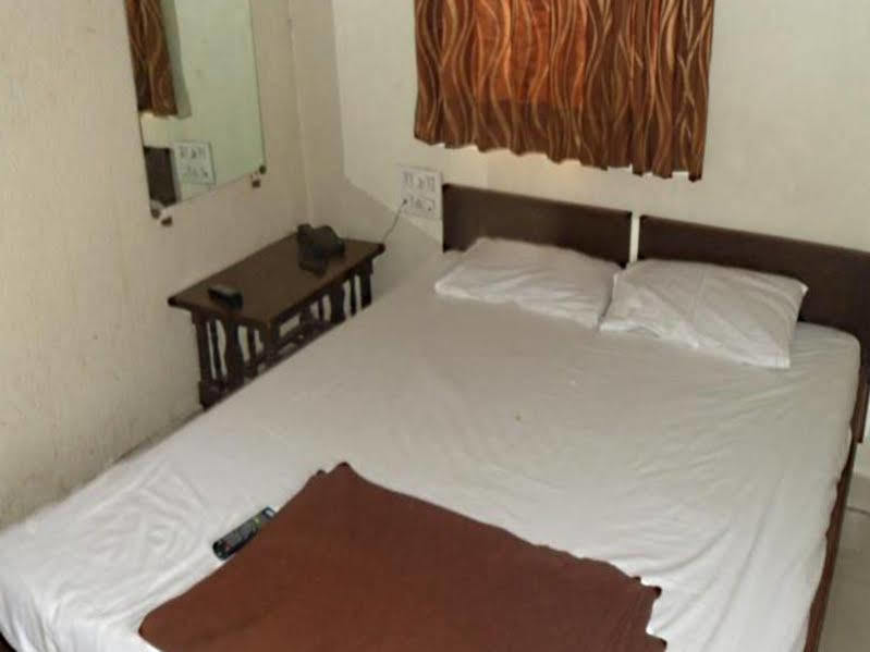 Hotel Atithi Ahmedabad Exterior photo