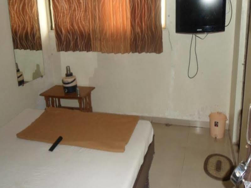 Hotel Atithi Ahmedabad Exterior photo