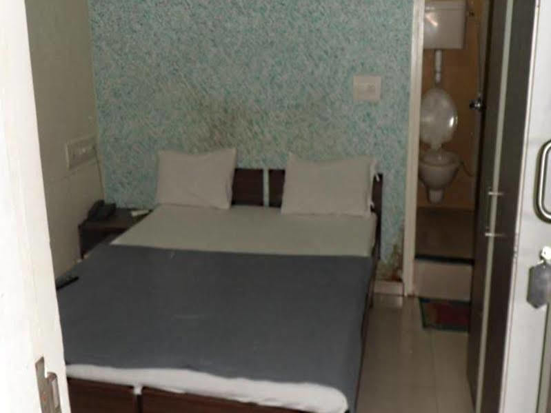 Hotel Atithi Ahmedabad Exterior photo